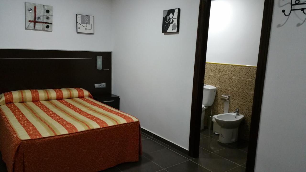 Hostal El Lirio Больюльйос-Пар-дель-Кондадо Екстер'єр фото