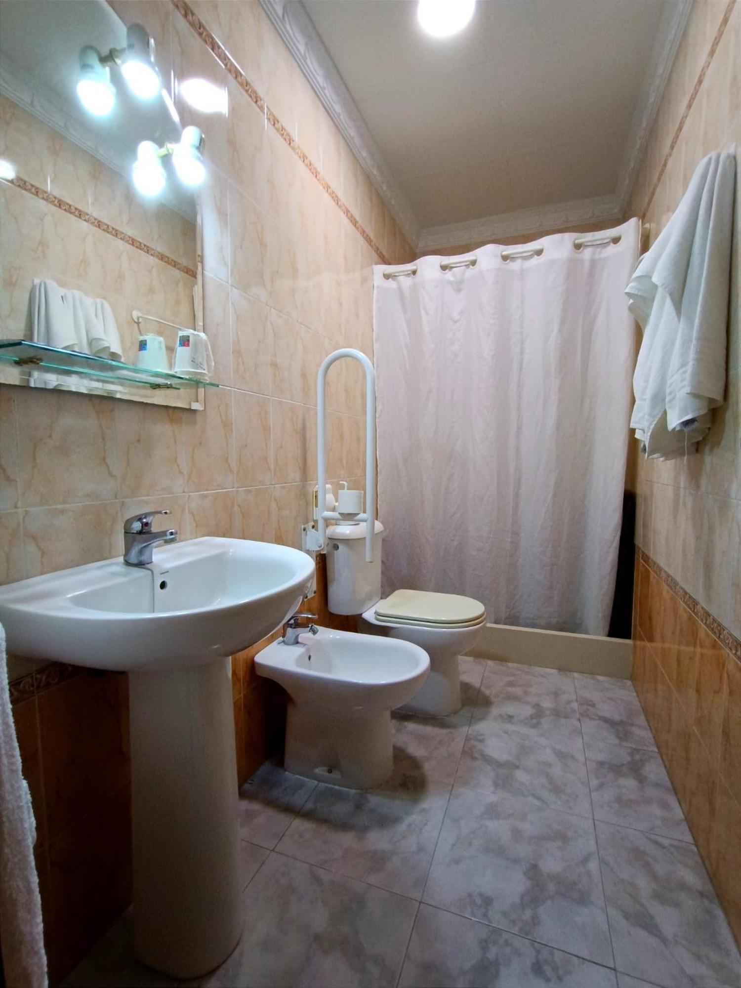 Hostal El Lirio Больюльйос-Пар-дель-Кондадо Екстер'єр фото