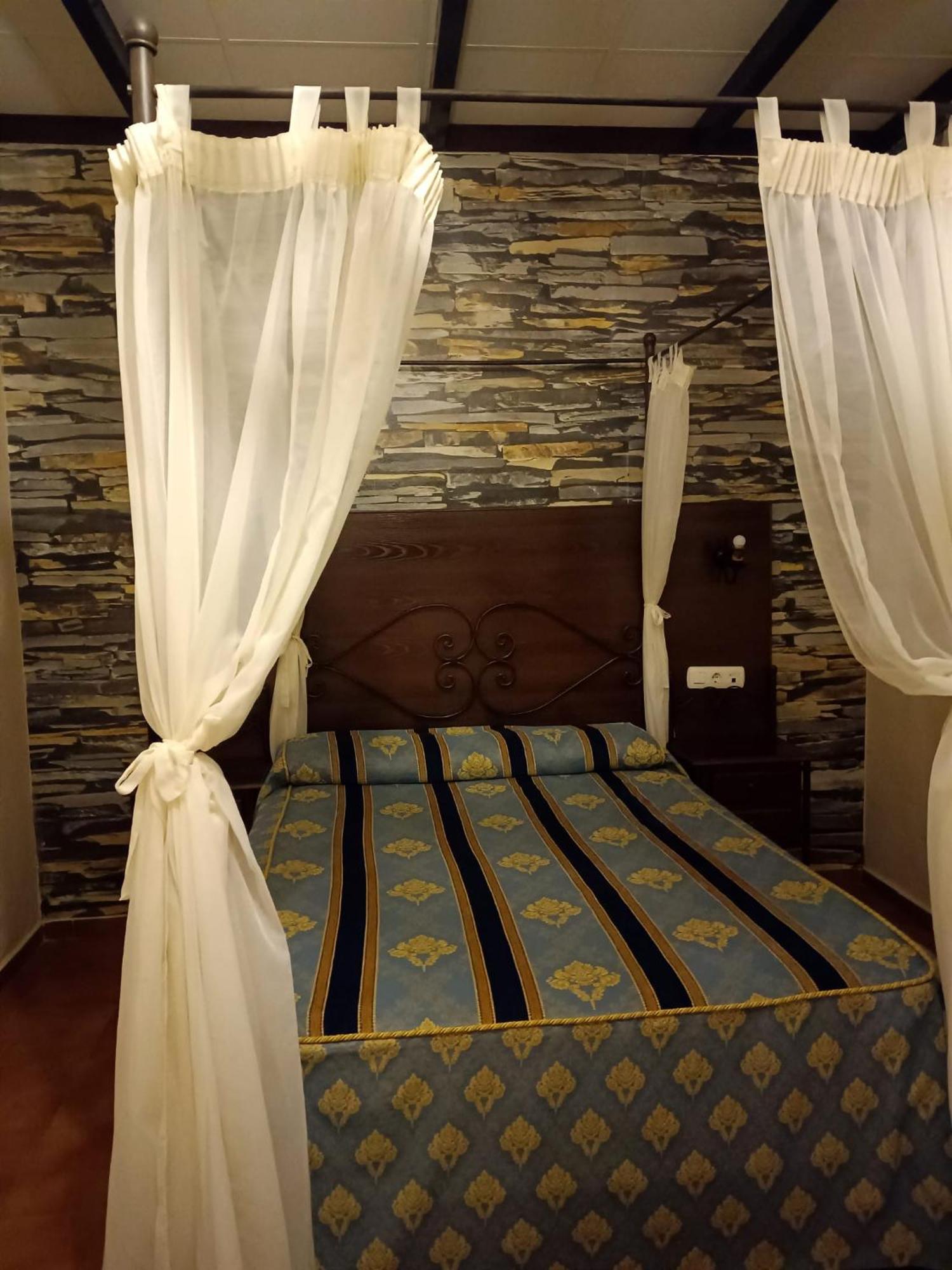 Hostal El Lirio Больюльйос-Пар-дель-Кондадо Екстер'єр фото